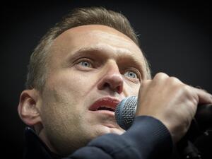 This file photo taken on September 29, 2019 shows Russian opposition leader Alexei Navalny delivering a speech during a demonstration in Moscow. Russian opposition leader Alexei Navalny, who Germany says was poisoned by a weapons-grade Novichok nerve agent, is now out of a medically induced coma and is being weaned off mechanical ventilation, the Berlin hospital treating him said on September 7, 2020. Yuri KADOBNOV / AFP
