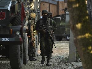 Indian army soldiers are seen during a cordon and search operation following reports of the presence of militants, at Kawoosa Khalisa area of Budgam district, in Srinagar on September 7, 2020. Tauseef MUSTAFA / AFP