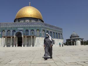 A Palestinian Muslim worshipper wears a face masks amidst the Covid-19 pandemic as he walks at the al-Aqsa mosque compound in the old city of Jerusalem on September 18, 2020. Ahmad GHARABLI / AFP