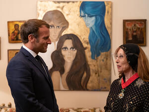 Macron meets legendary Lebanese singer Fairuz (Twitter)