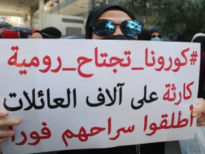في مقطع فيديو مسرّب الأربعاء، هدّدت مجموعة من السجناء في مبنى المحكومين “بنهر من الدم”