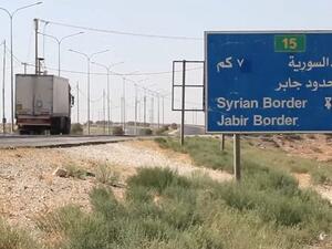  الجانب الأردني سمح يوم الأربعاء بعبور (نحو سوريا) قافلة شاحنات
