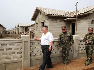  زعيم كوريا الشمالية يتفقد المناطق المتضررة من الأعاصير