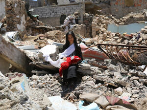 Yemeni girl due to the great destruction left by the violent battles  (Shutterstock)