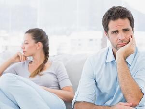 عادةً ما يتميز الزوج الممل بطبيعتهِ النكديّة، هذهِ الطبيعة التي تجعلهُ يشعر بالاشمئزاز والعجز