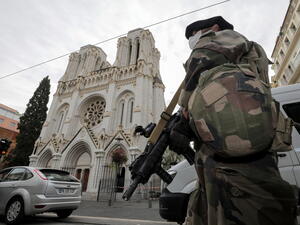 يأتي الهجوم بينما لا تزال فرنسا تعاني مما ترتب على قطع رأس المدرس صمويل باتي هذا الشهر