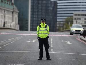 A British Police officer staffs a cordon closing Westminster Bridge in central London on October 13, 2020 following a security alert at St Thomas' Hospital. DANIEL LEAL-OLIVAS / AFP
