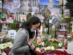 A woman cries at a makeshift memorial for Armenians killed during the military conflict with Azerbaijan over the breakaway region of Nagorno-Karabakh, outside the Armenian embassy in Moscow on October 20, 2020. Natalia KOLESNIKOVA / AFP