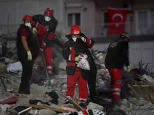 Rescue workers search for survivors in a collapsed building after a powerful earthquake struck Turkey's western coast and parts of Greece, in Izmir, in the early hours of October 31, 2020. A powerful earthquake hit Turkey and Greece on October 30, killing at least 26 people, levelling buildings and creating a sea surge that flooded streets near the Turkish resort city of Izmir. OZAN KOSE / AFP
