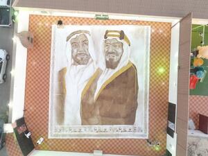 Ohud Abdullah Almalki, known as ‘The Artist of the Nation’, draws the largest coffee painting in the world using expired granules, illustrating seven renowned figures of Saudi Arabia and the neighboring United Arab Emirates. (Twitter)