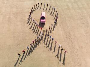 سيارة نيسان باترول 2020 باللون الوردي بمناسبة شهر التوعية بسرطان الثدي