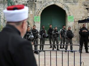 جنود من قوات الاحتلال أمام بوابات المسجد الأقصى في القدس المحتلة