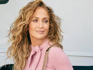  Jennifer Lopez "thought it was hilarious" when a Christmas Tree fell on top of her