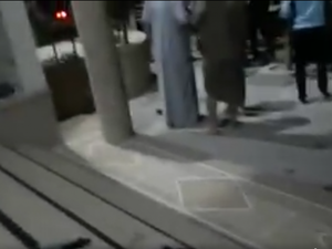 مصلون وثقوا عملية الخطف بكاميرات هواتفهم النقالة