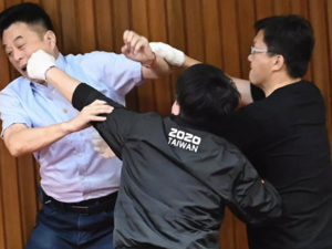  "نعتذر على إلقاء أعضاء الخنازير الداخلية في البرلمان لكن الهدف تسليط الضوء على مسألة لحم الخنزير".