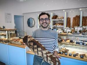 خباز فرنسي في متجره في باريس