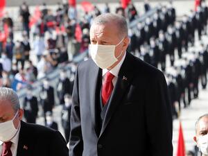 Turkish President Recep Tayyip Erdogan (C) visits Anitkabir, the mausoleum of Turkish Republic founder Mustafa Kemal Ataturk, to mark the 97th Anniversary of the Republic Day in Ankara on October 29, 2020. Adem ALTAN / AFP