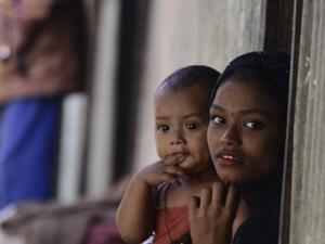Myanmar Rohingya refugees look on in a refugee camp in Teknaf, in Bangladesh's Cox's Bazar, on November 26, 2016. / AFP PHOTO / MUNIR UZ ZAMAN