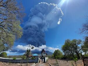 The Mount Ile Lewotolok volcano in the East Nusa Tenggara province of the Lesser Sunda Islands has left 2,780 people fleeing from 26 villages, officials have said. (Twitter)