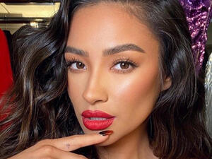  Shay uses Kelly Baker's Brow Defining Pencil