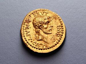 A gold coin commemorating the assassination of Julius Caesar (Twitter)
