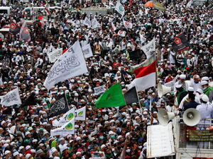 المحتجون طالبوا الرئيس الفرنسي بالاعتذار عن تصريحاته لمسلمي العالم