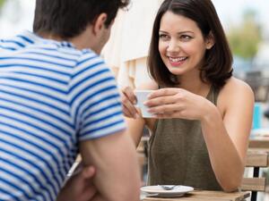 تشعر المرأة أن الرجل الذي يهتم بعائلته ويظهر لهم حبه ومشاعره،
