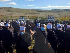 كانت القوات الإسرائيلية أغلقت قبل يومين عددا من المداخل الرئيسة لقرى الجولان المحتل