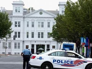 محتجون يزيلون لافتات "حياة السود مهمة" من أمام كنائس في واشنطن ويحرقونها