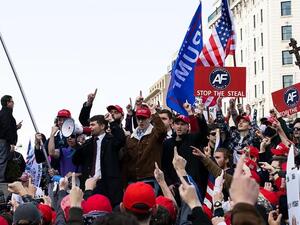 آلاف من أنصار ترامب يتظاهرون مجددا في واشنطن دعما له