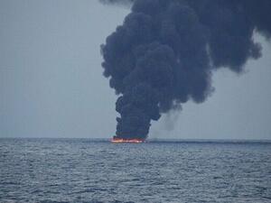 حريق ضخم على متن ناقلة نفط تعرضت لانفجار في ميناء جدة السعودي