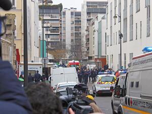 دعا محامو المتهمين المحكمة لخمسة أيام "ألا تستسلم للخوف" بالبحث عن "متهمين بأي ثمن"،