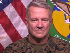 قائد القوات الأميركية في الشرق الأوسط الجنرال فرانك ماكينزي
