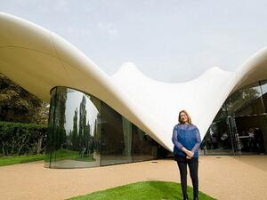 (FILES) A file photo taken on September 25, 2013, shows Iraqi-British architect Zaha Hadid posing for pictures outside her design for an extension of the Serpentine Sackler Gallery in London. (AFP / LEON NEAL)