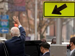  U.S. President-elect Joe Biden waves as he climbs into his motorcade after visiting Pennsylvania Hospital for a follow up appointment at the radiology department December 12, 2020 in Philadelphia, Pennsylvania. CHIP SOMODEVILLA / GETTY IMAGES NORTH AMERICA / Getty Images via AFP