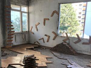 Curator and sculptor Begum Tekay in ne of the neighbourhood felines (Instagram)