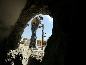 A member of the Iraqi forces reloads a rocket-propelled grenade during clashes with Islamic State (IS) group fighters in the old city of Mosul © AFP AHMAD AL-RUBAYE