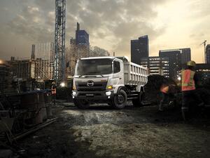 هينو تعزّز شاحنات الفئة 500 بطرازٍ جديدٍ بناقل حركةٍ أوتوماتيكي في منطقة الشرق الأوسط