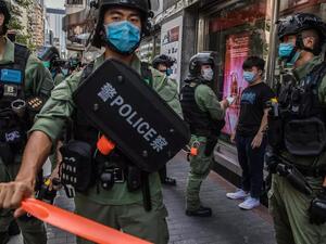 الشرطة تستجوب شابا خلال دورية بعدما دعا نشطاء إلى تظاهرة في هونغ كونغ