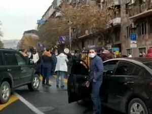 معارضون يغلقون أحد شوارع العاصمة بريفان