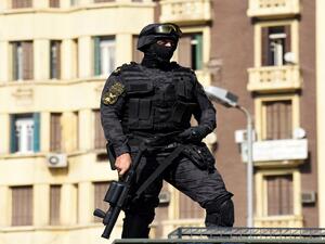 عنصر من الأمن المصري