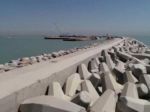 حجر أساس مشروع ميناء الفاو الكبير، وضع في العام 2010