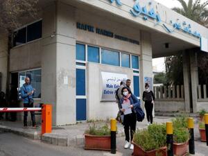 عدم توفر أسرة في المستشفيات لمواجهة حالات الإصابة المتزايدة بكورونا.