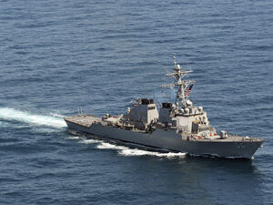  السفينة الحربية الأمريكية "يو آس آس جون ماك كين"