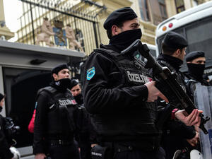 لم تستطع شرطة العمليات الخاصة فحص النفق بشكل كامل، لأن جزءا منه كانت تغمره المياه