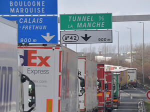 طوابير طويلة من الشاحنات على الحدود بين مدينة كالي شمال فرنسا، وبريطانيا