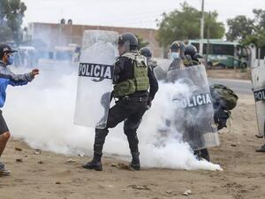جانب من الاشتباكات بين العمال الزراعيين والشرطة في شمال البيرو 
