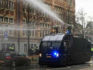 ينص قرار حظر تجول على منع المواطنين من مغادرة منازلهم من الساعة 21:00 مساء إلى الساعة 4.30 فجرا