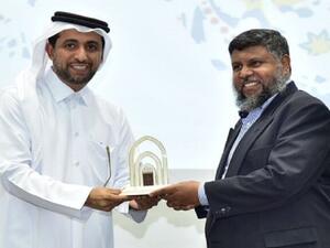 الأكاديمي الأسترالي لقمان طالب خلال تسلمه جائزة التدريس المتميزة من جامعة قطر عام 2018