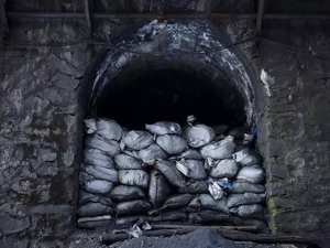 احتجاز 22 عاملاً إثر انفجار بمنجم للذهب في شرق الصين